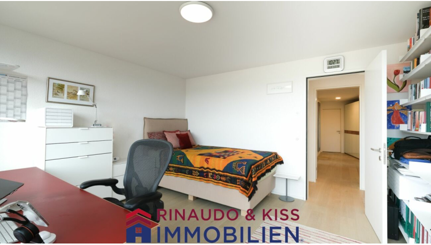 Helles Schlafzimmer mit Homeoffice und Flurzugang