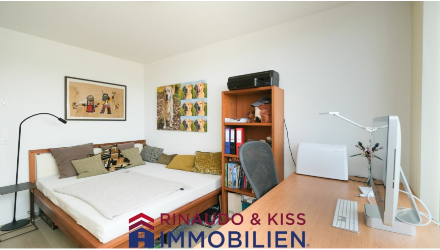 Helles Schlafzimmer mit Arbeitsbereich