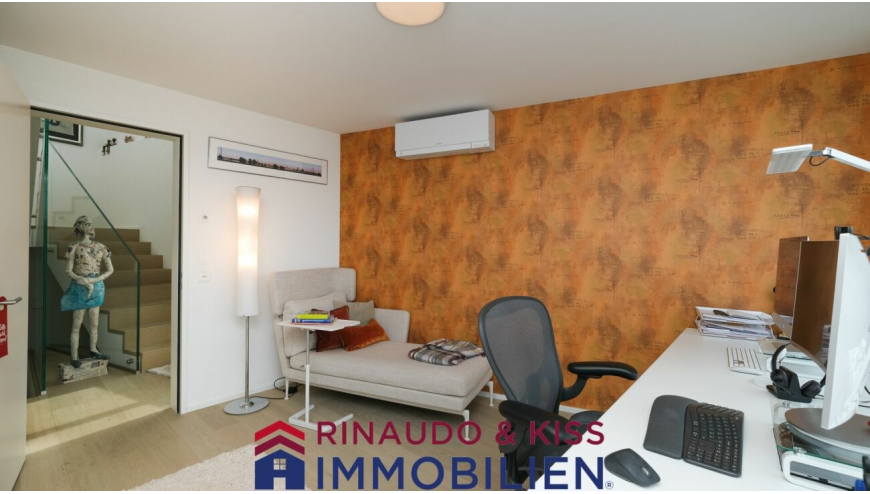 Büro im Wohnhaus mit Treppenblick