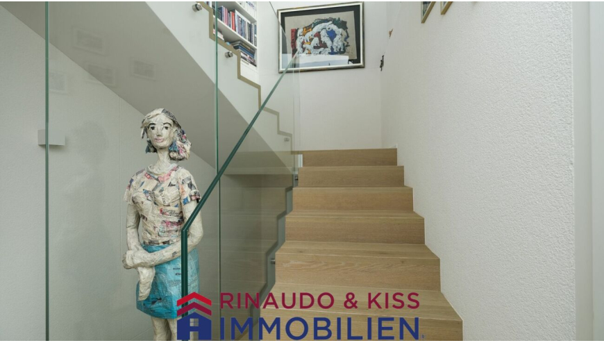 Treppenhaus mit Kunstfigur