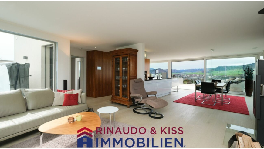 Offener Wohn- und Essbereich mit Panoramablick