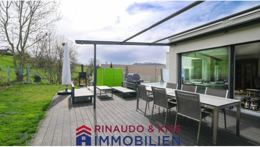 Terrasse mit Garten und Sitzbereich