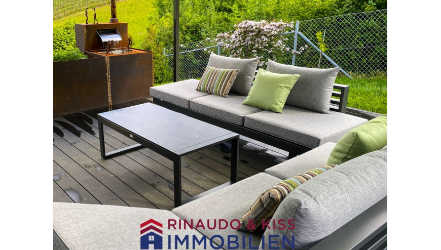 Terrasse mit Loungemöbeln und Wasserfeature