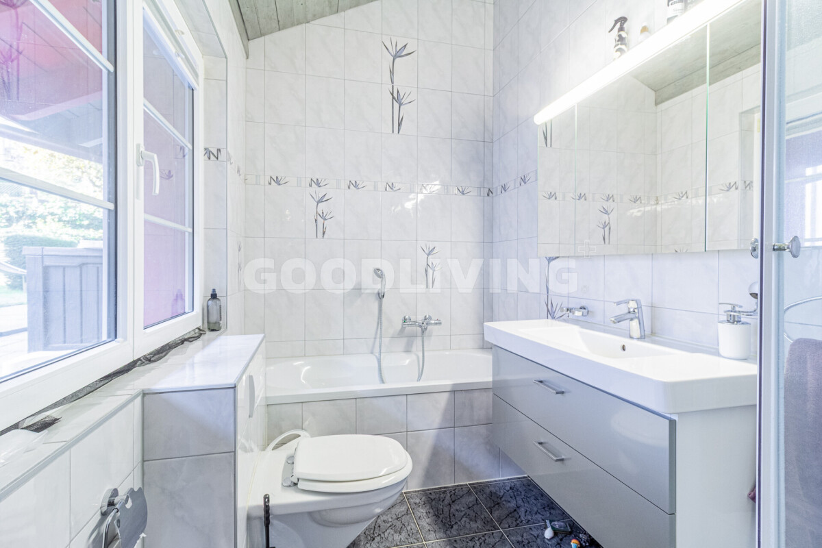 Badezimmer mit Wanne und Waschtisch