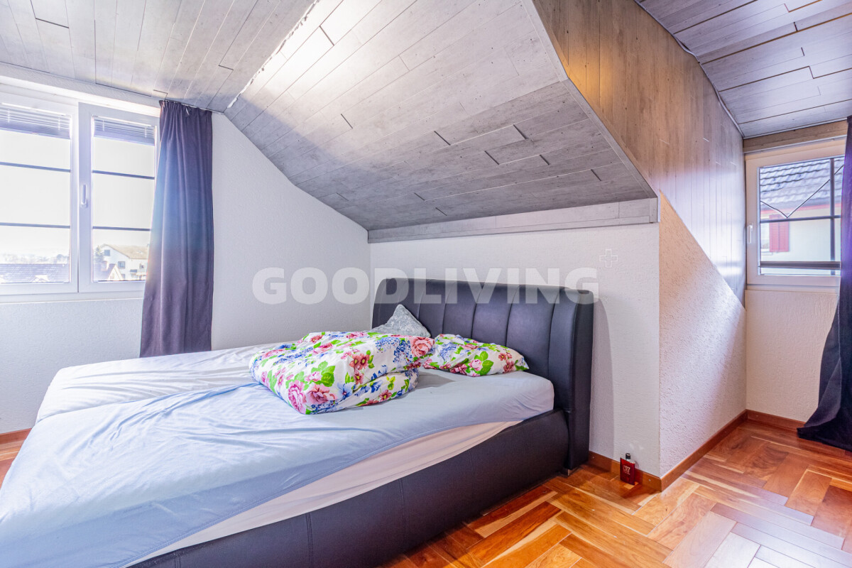 Dachgeschoss-Schlafzimmer mit Schrägdecke