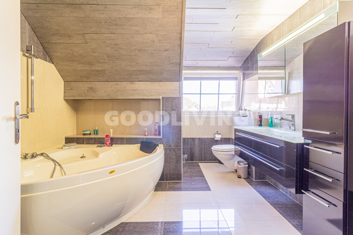 Modernes Badezimmer mit Badewanne und Doppelwaschtisch