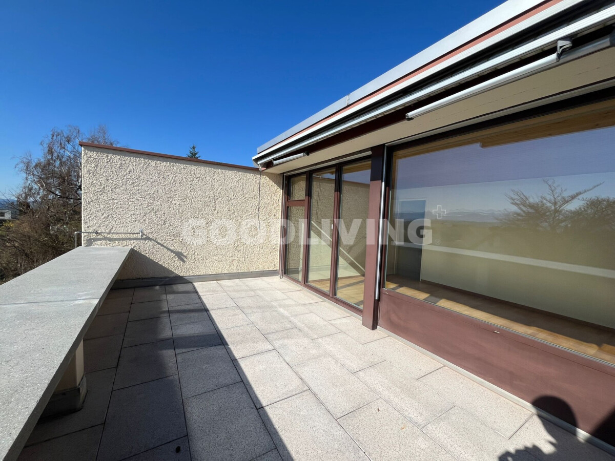 Dachterrasse mit großen Schiebefenstern