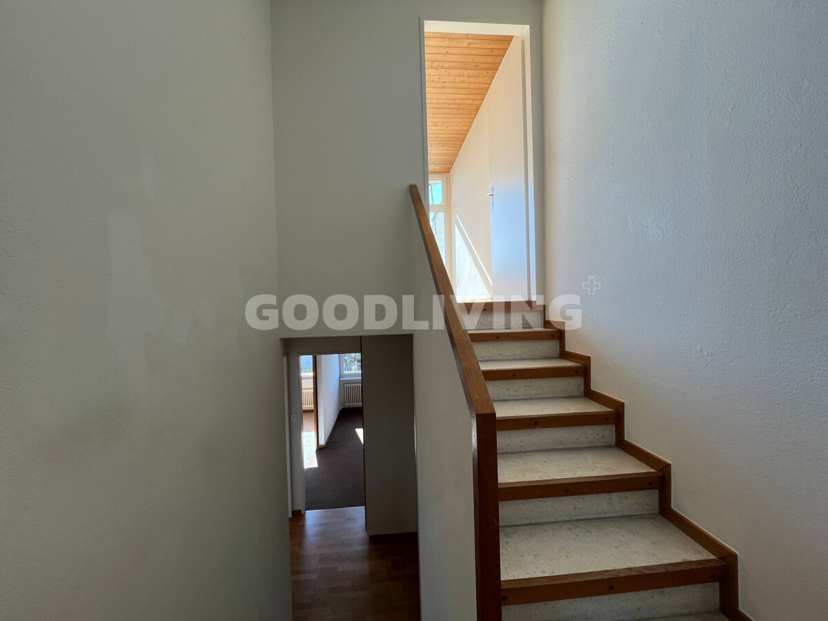 Treppenhaus mit Holzgeländer