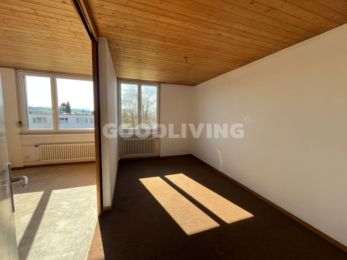 Lichtdurchfluteter Innenraum mit Holzdecke