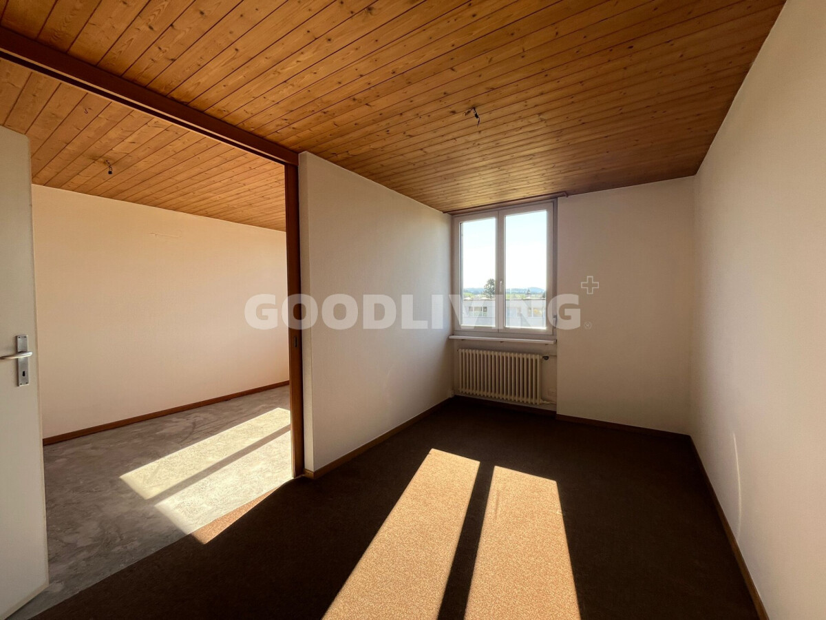 Leeres Zimmer mit Holzbalkendecke