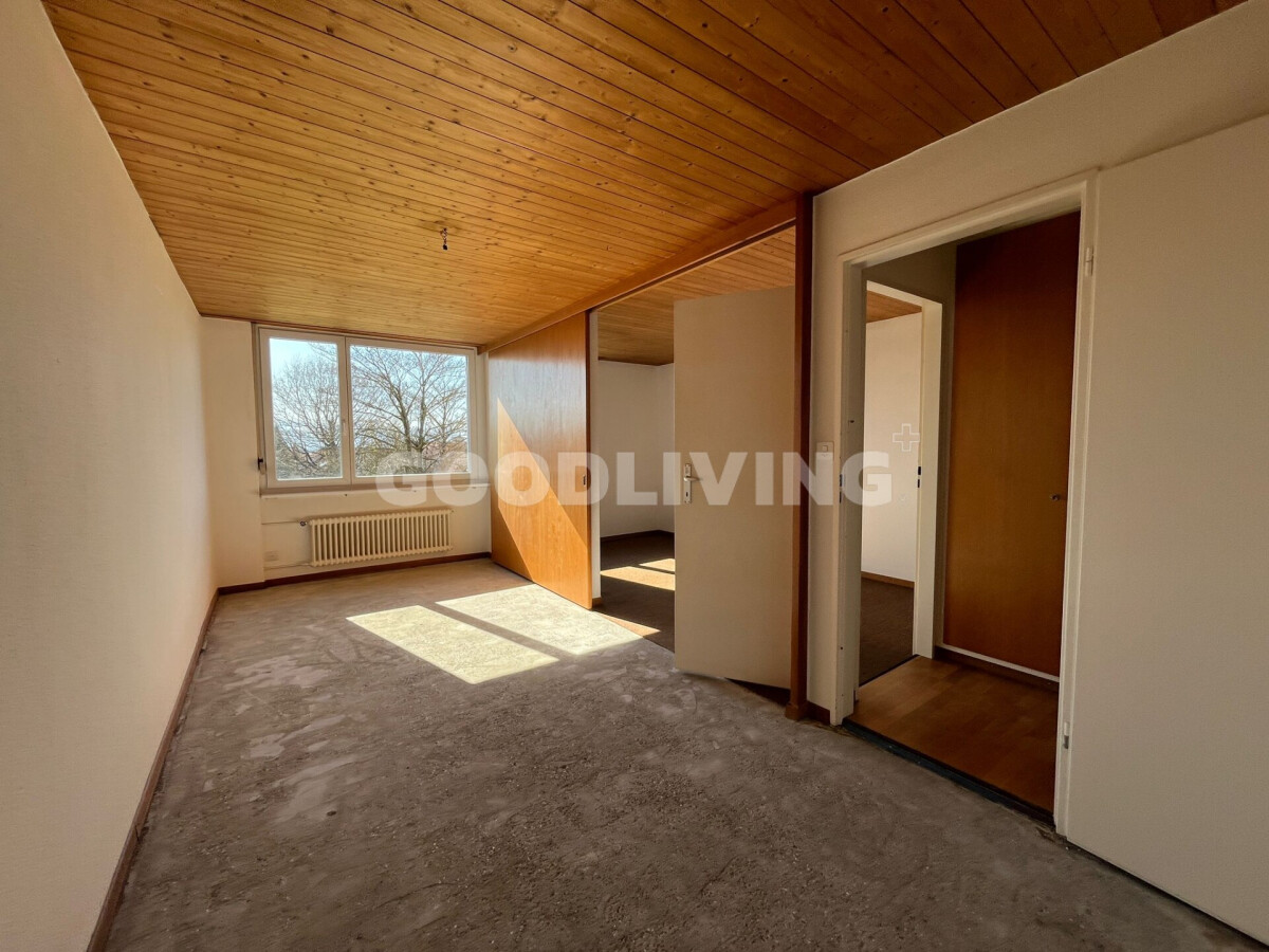Leerer Innenraum mit Holzdecke