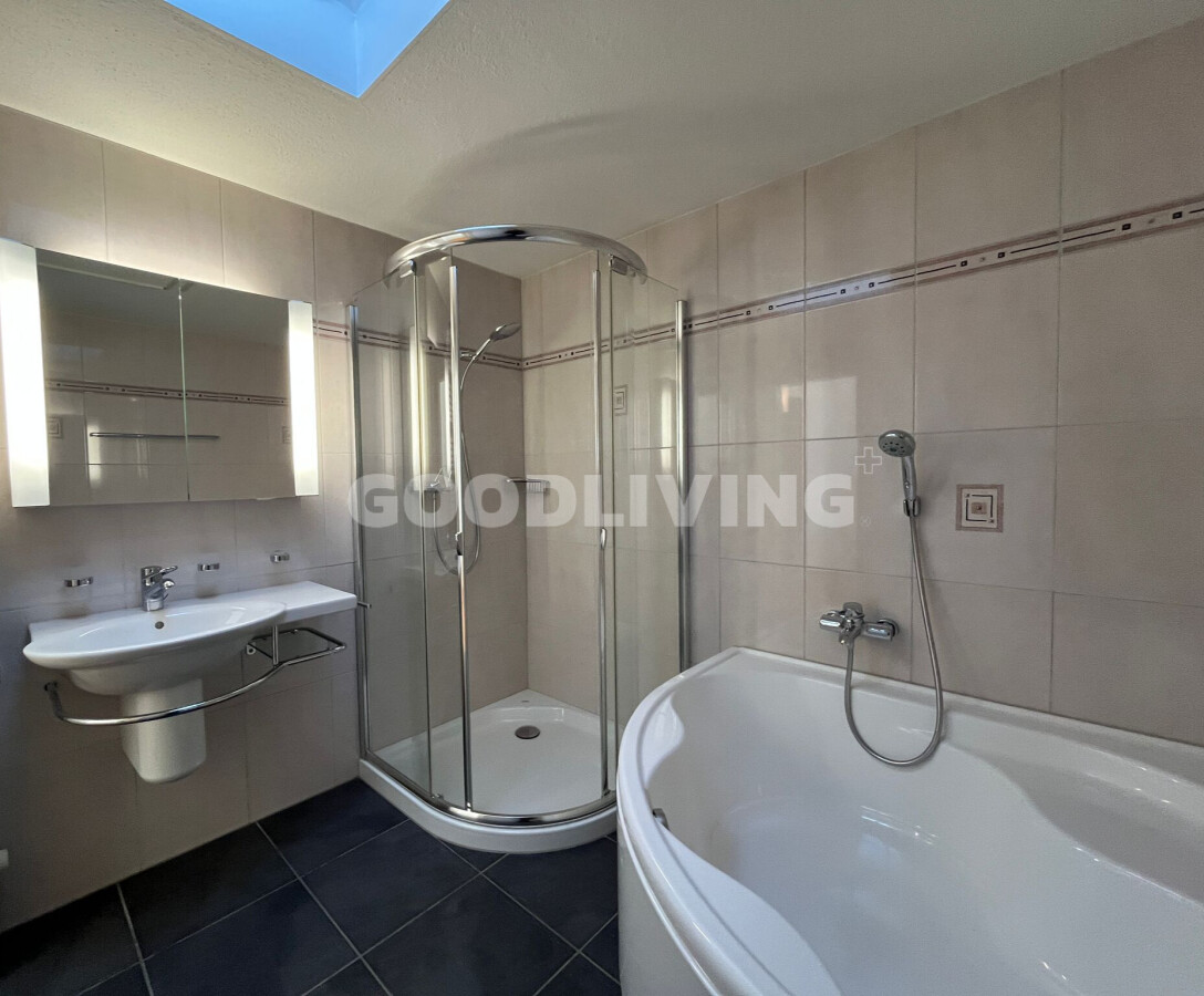 Modernes Badezimmer mit Dusche und Badewanne