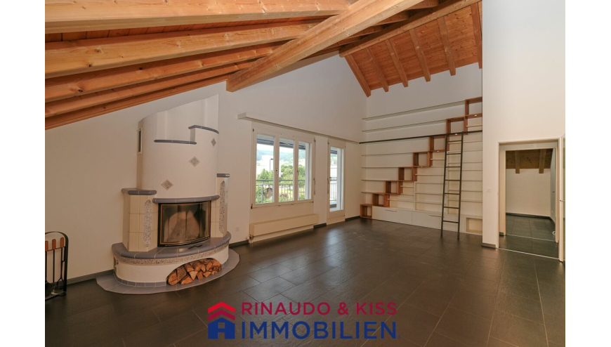 Wohnraum mit Kamin und Holzbalkendecke