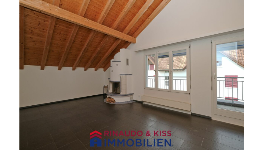 Dachgeschosszimmer mit Kamin und Balkon