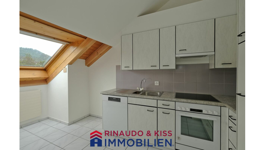Kompakte Dachgeschossküche mit Dachfenster