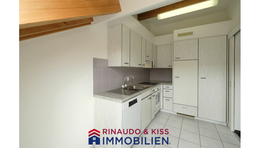Kleine Einbauküche mit Holzdecke