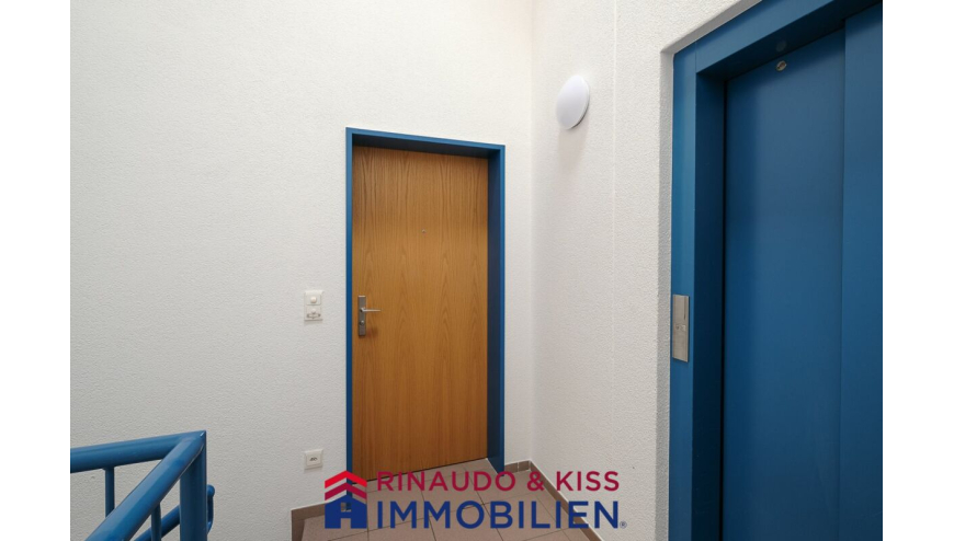 Treppenhaus mit blauen Türen