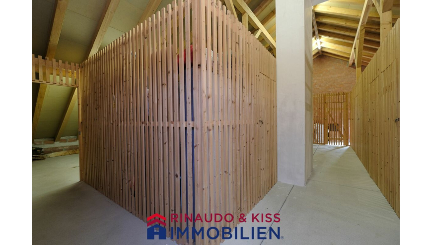 Dachgeschoss mit Holzkabinen und Flur