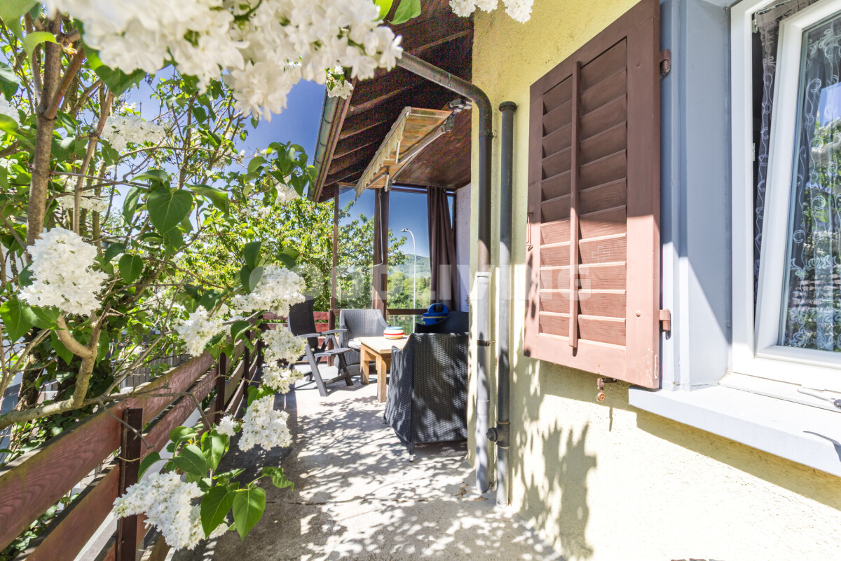 Balkon mit Blumen und Sitzbereich