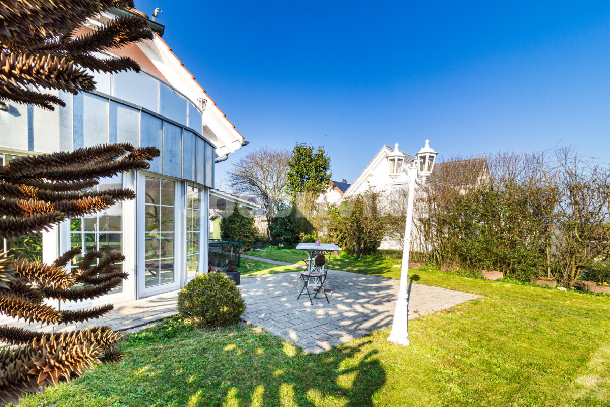 Garten mit Terrasse am Haus