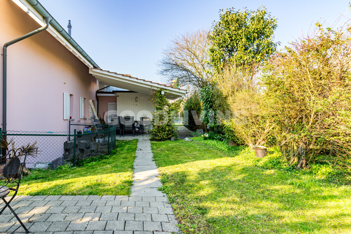Garten mit Hausseite und Sitzbereich