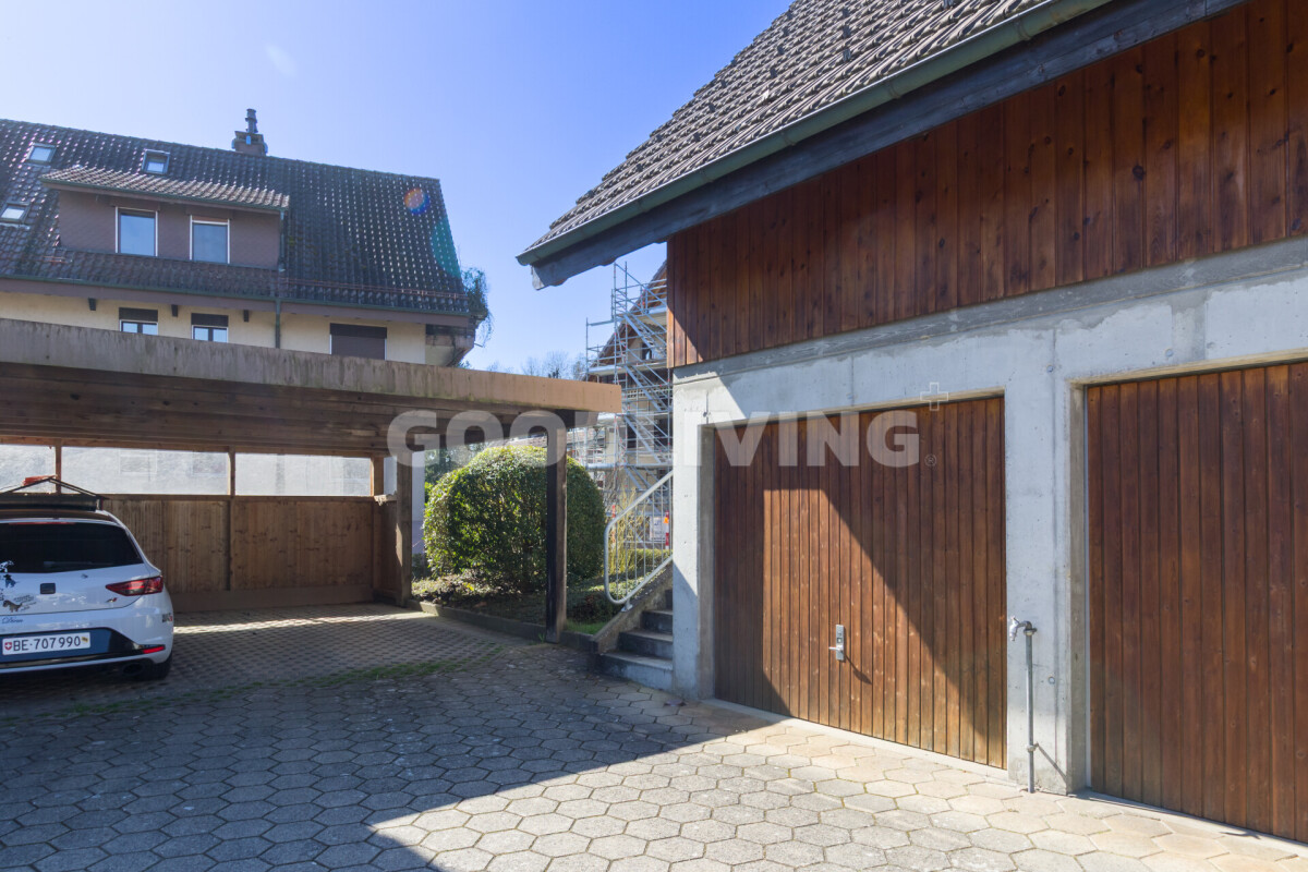 Doppelte Garage mit Carport und Hof