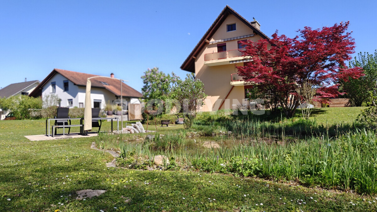Garten mit Wohnhaus und Teich