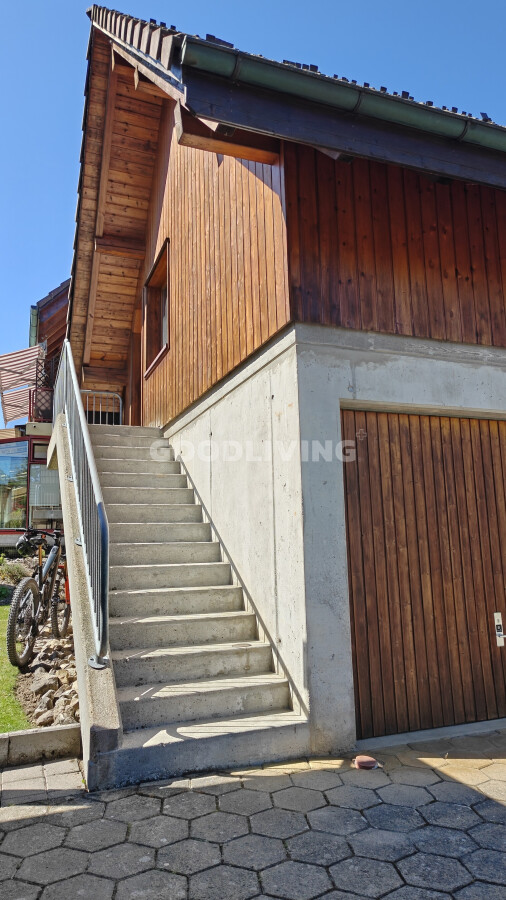 Außenansicht eines Holzhauses mit Außentreppe