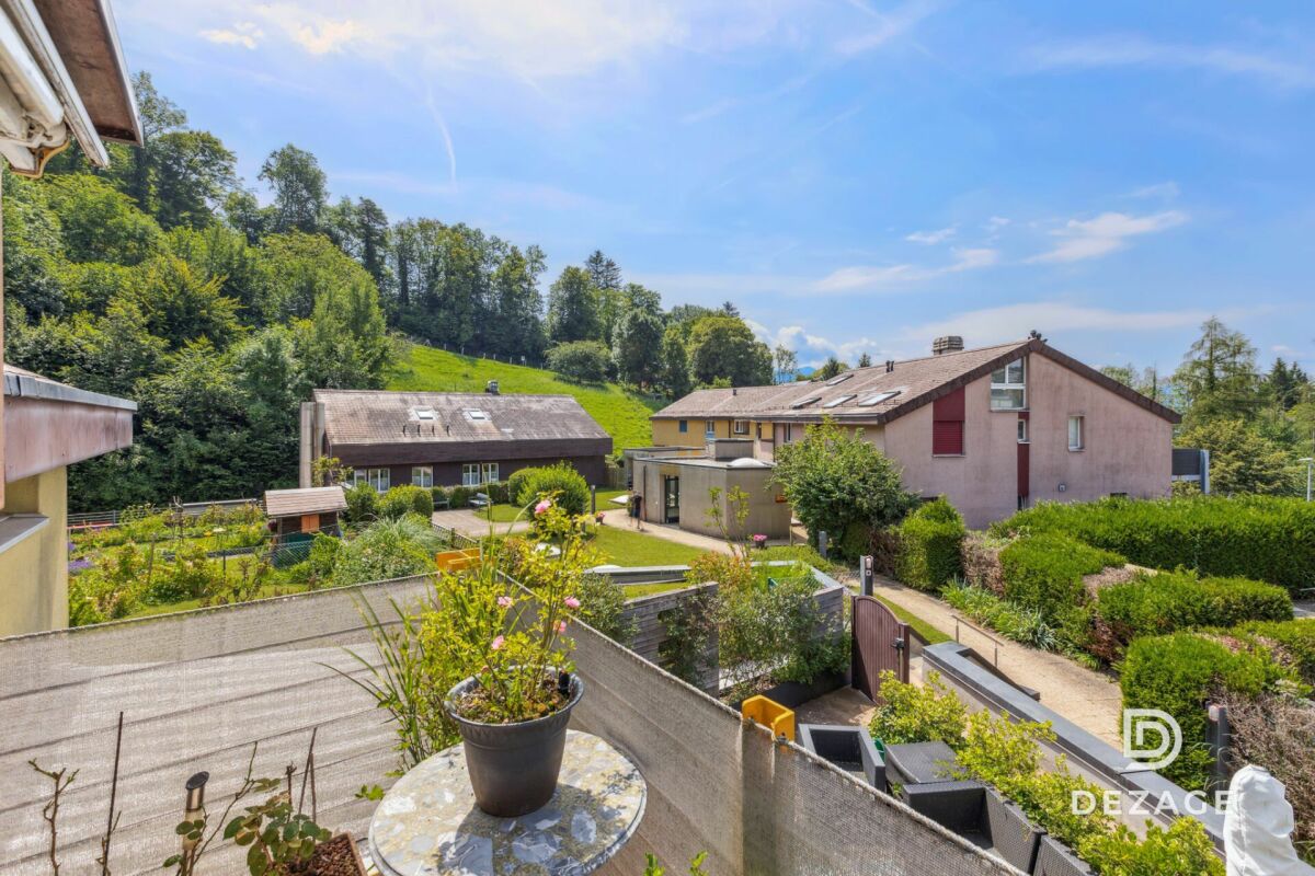 Blick auf Wohnanlage und Garten