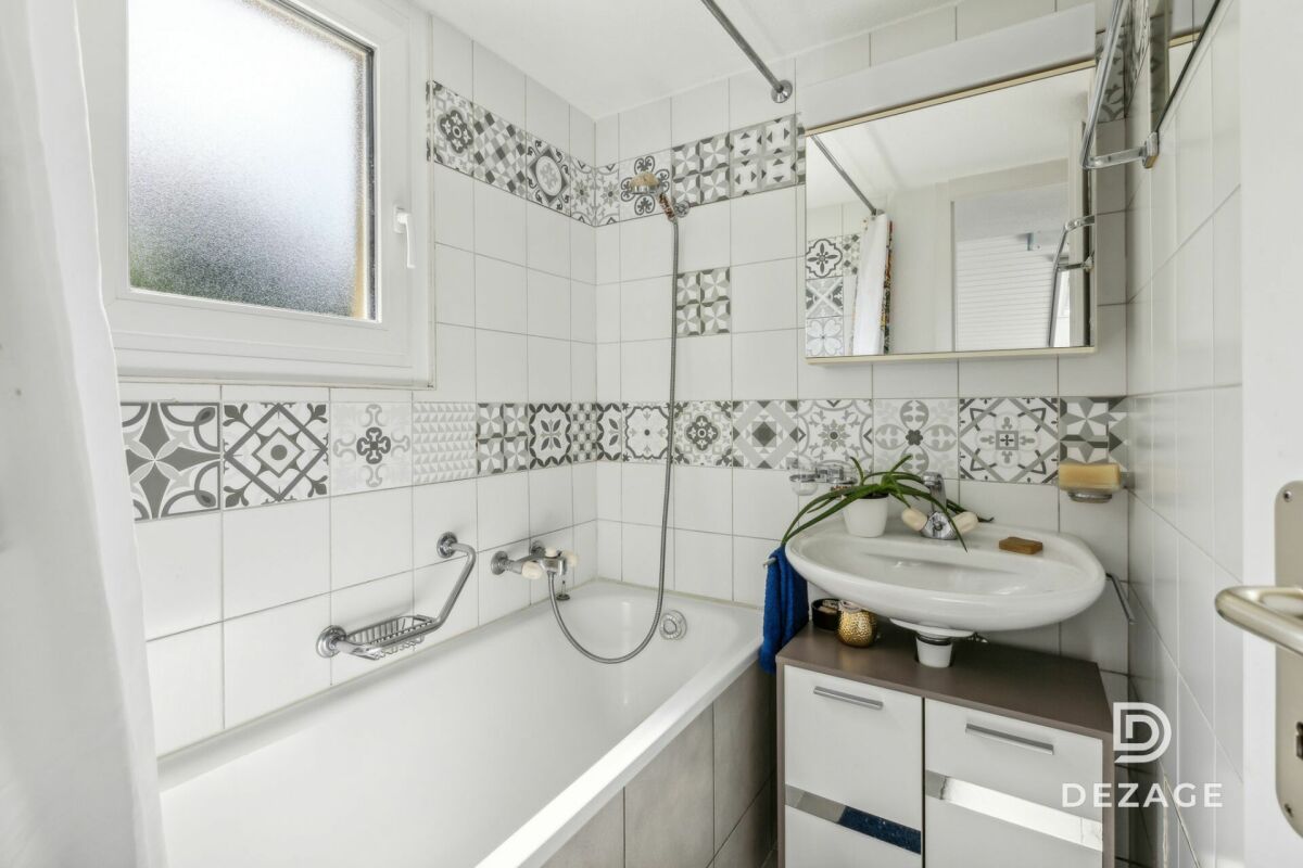 Badezimmer mit Badewanne und Waschplatz