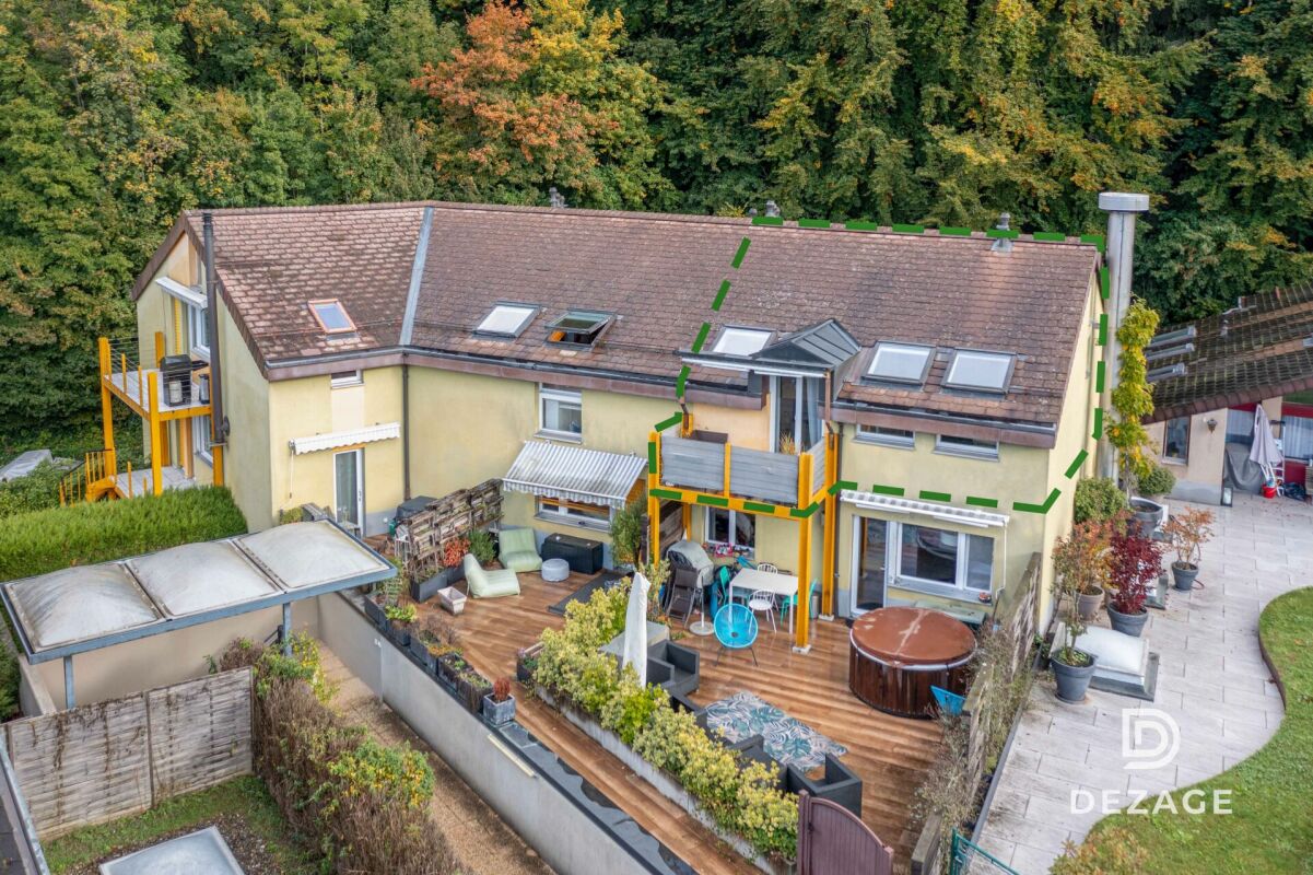 Dachansicht eines Hauses mit Terrasse