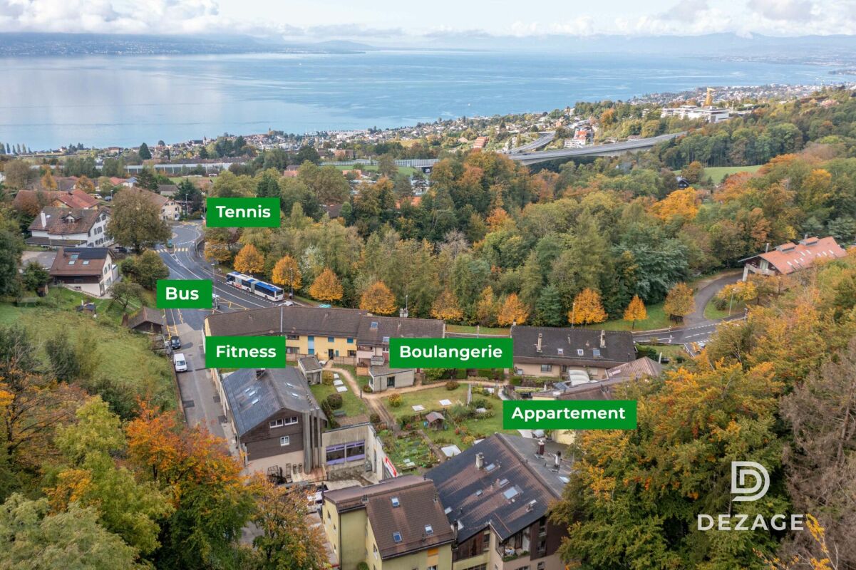 Seeblick über eine grüne Hanglage