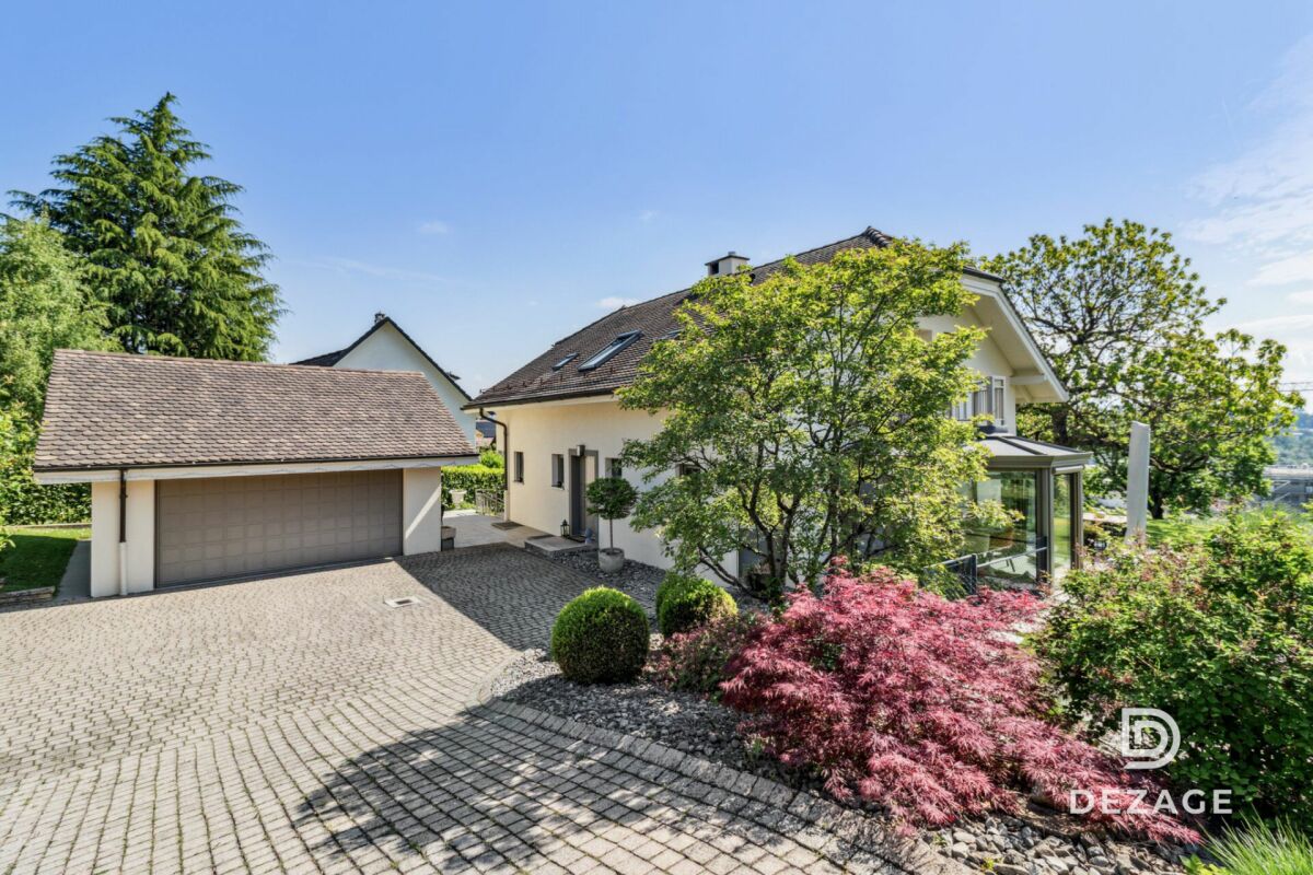 Einfamilienhaus mit Doppelgarage und angelegtem Garten