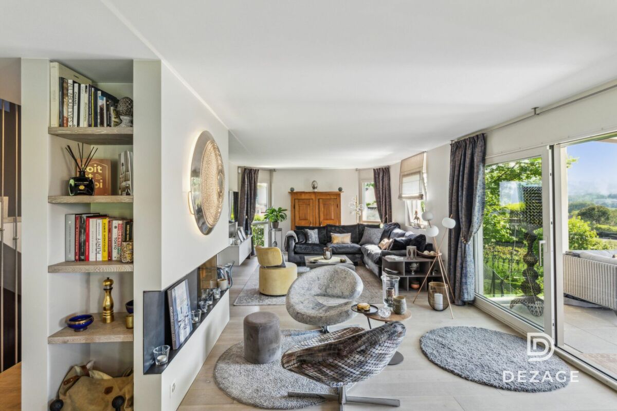 Helles Wohnzimmer mit Gartenblick
