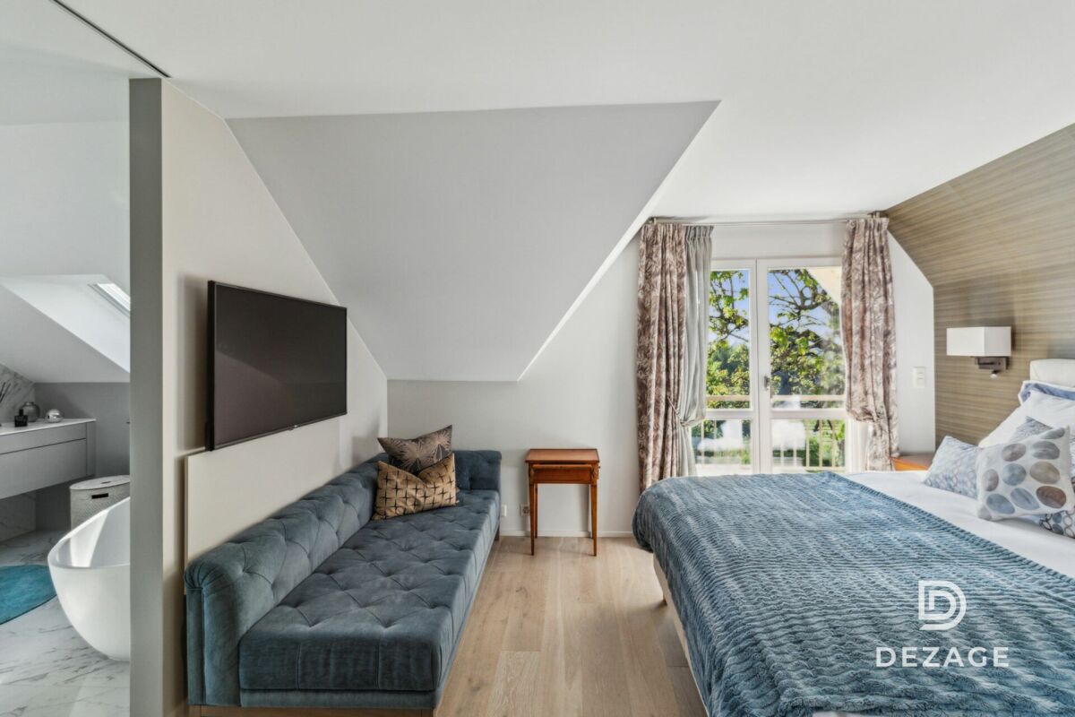 Dachgeschoss-Schlafzimmer mit Badbereich