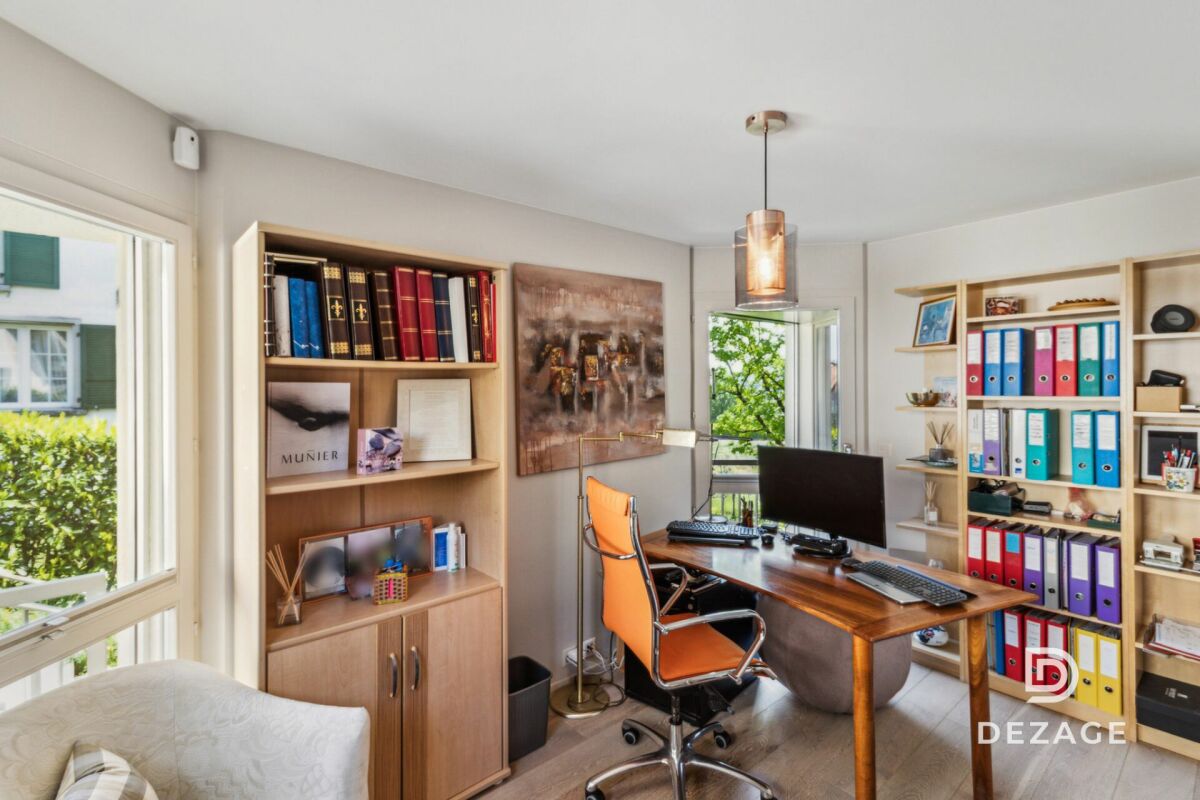 Helles Arbeitszimmer mit Balkonblick