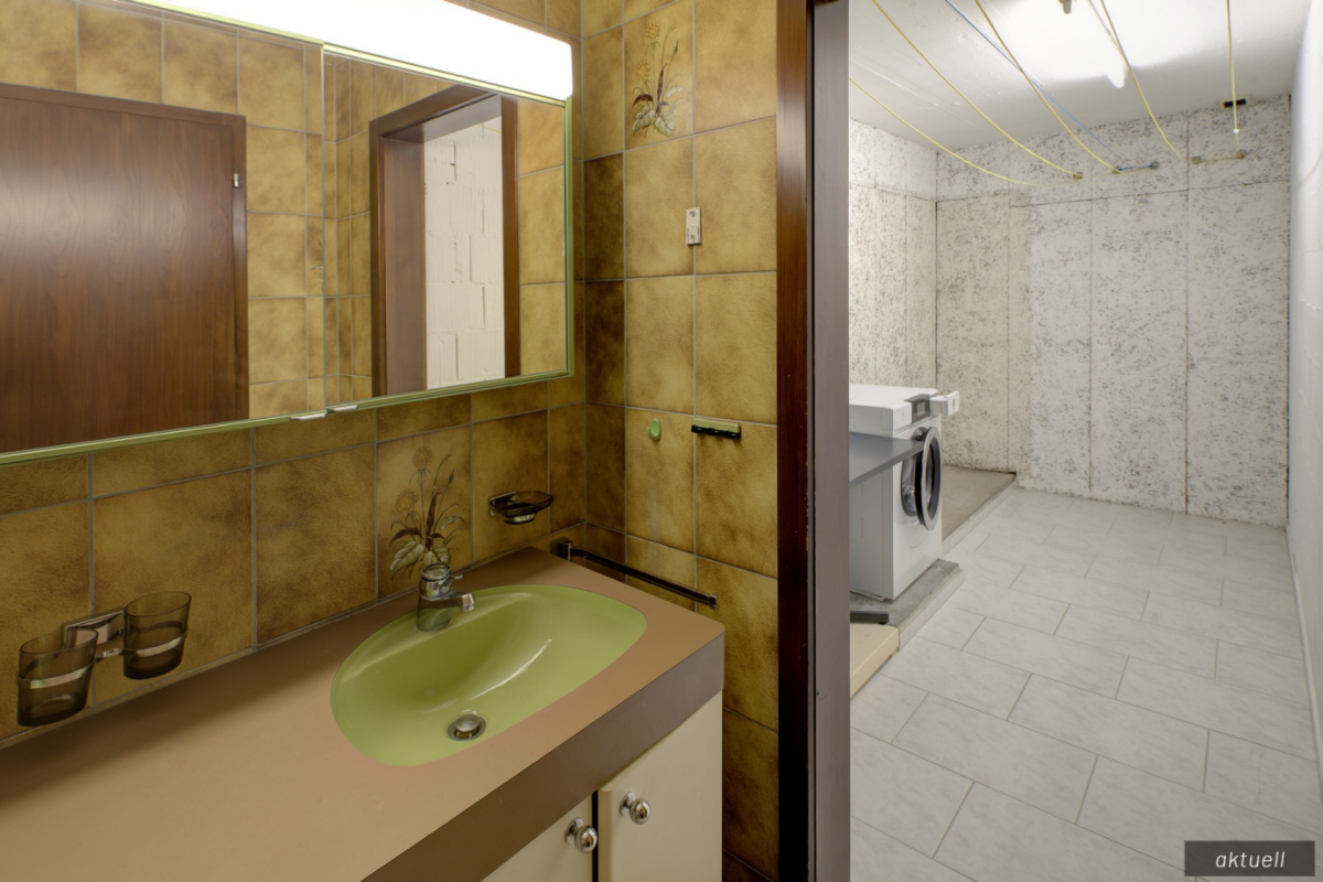 Badezimmer mit angrenzendem Waschraum