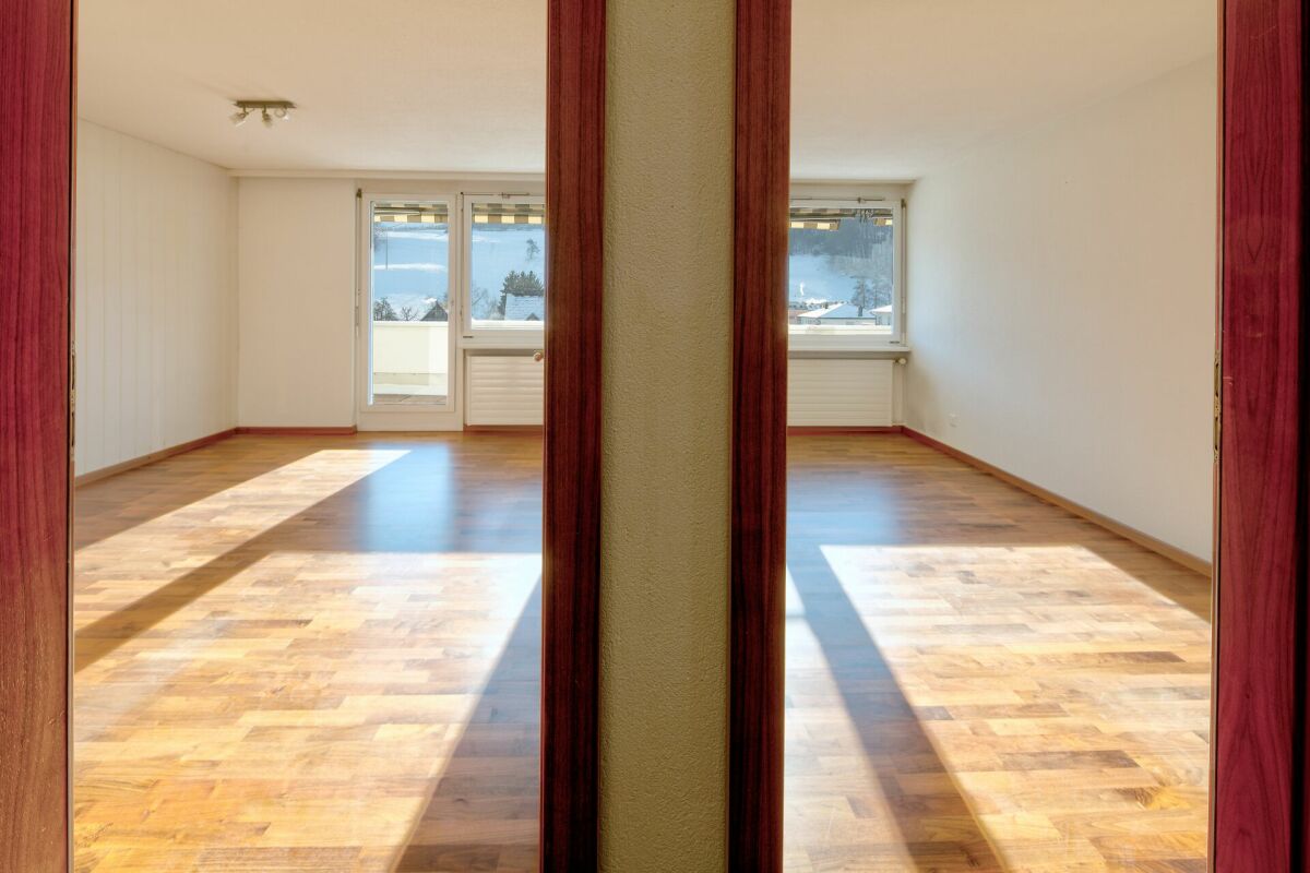 Helles leeres Wohn-/Schlafzimmer mit Balkonblick