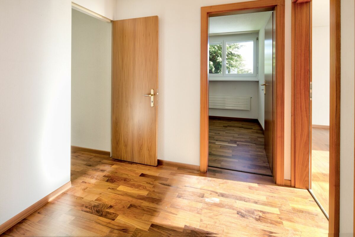 Heller Flur mit Holzboden und Holztüren