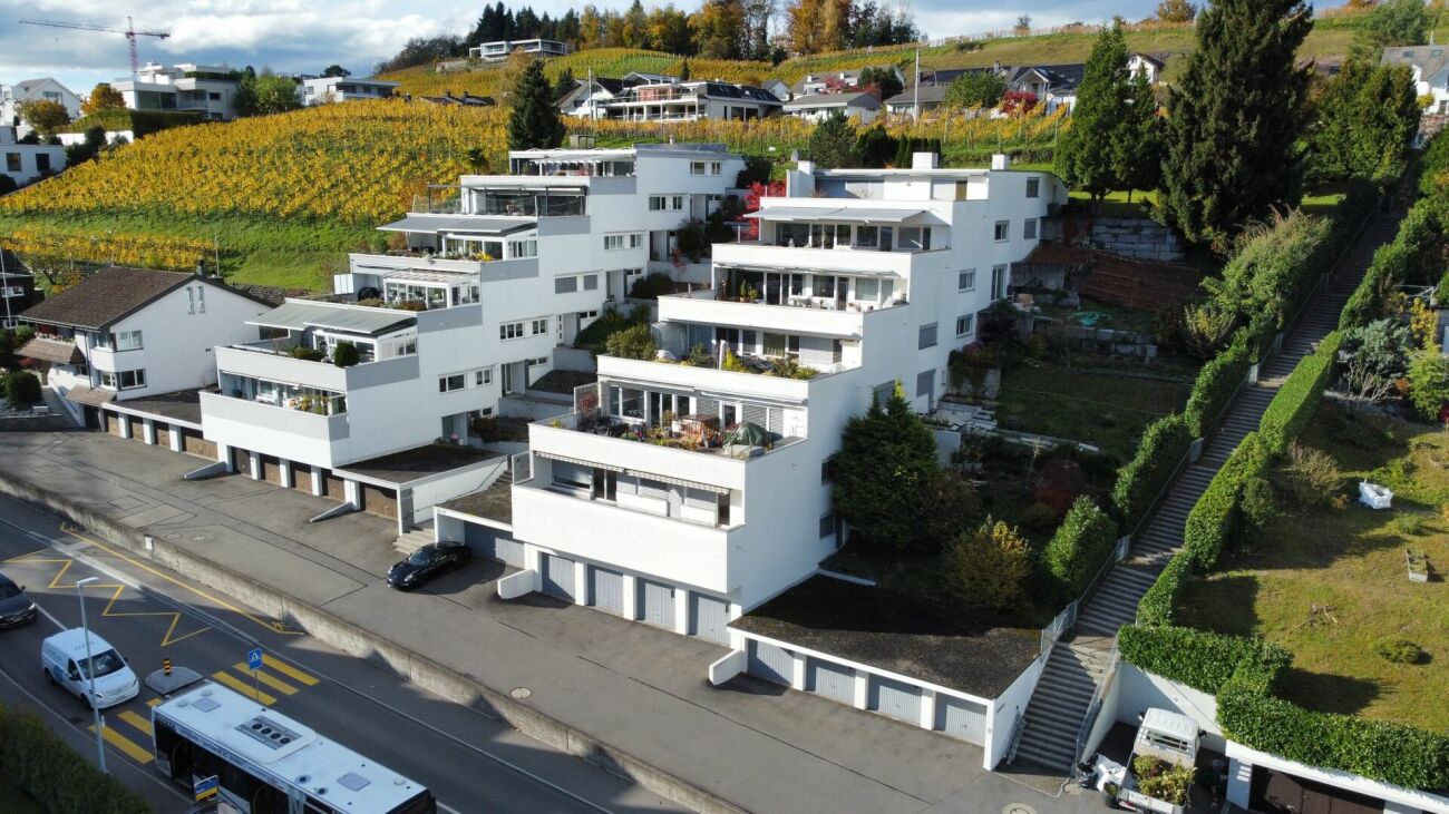 Moderne Terrassenwohnanlage am Hang