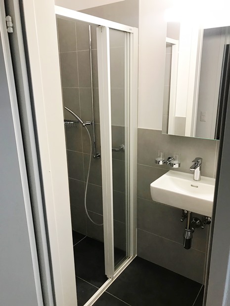 Kleines modernes Badezimmer mit Dusche und Waschbecken