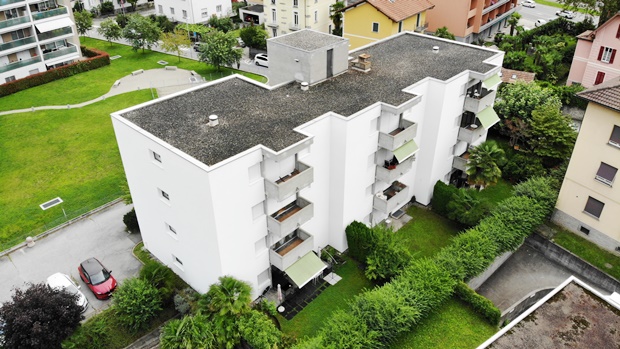 Luftaufnahme eines Mehrfamilienhauses