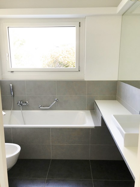 Modernes Bad mit Badewanne und Waschtisch