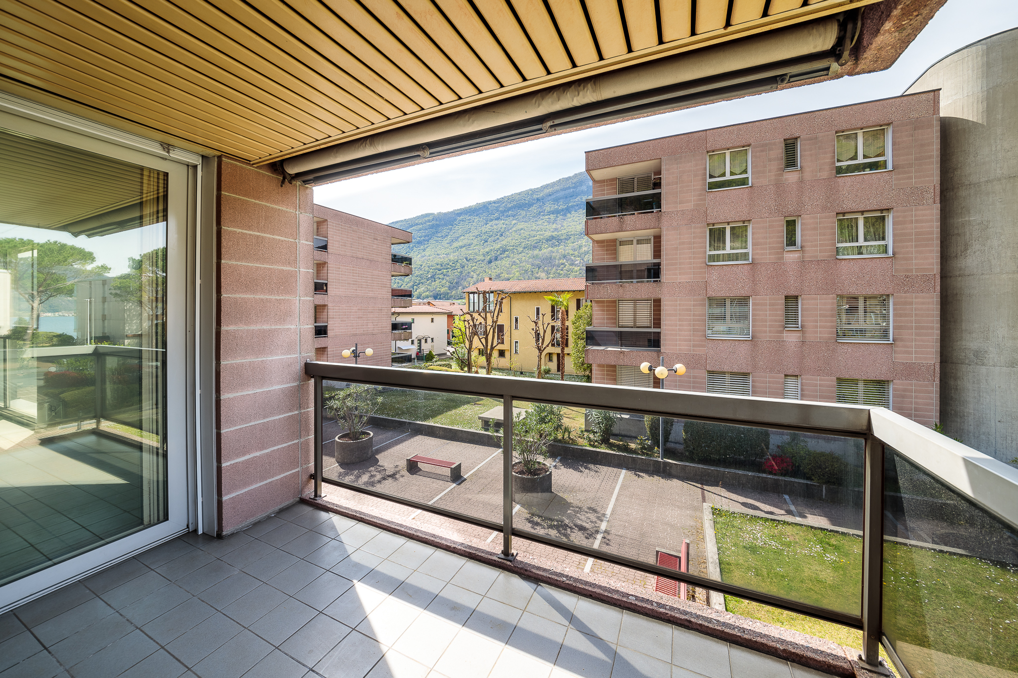 Balkon mit Berg- und Hofblick