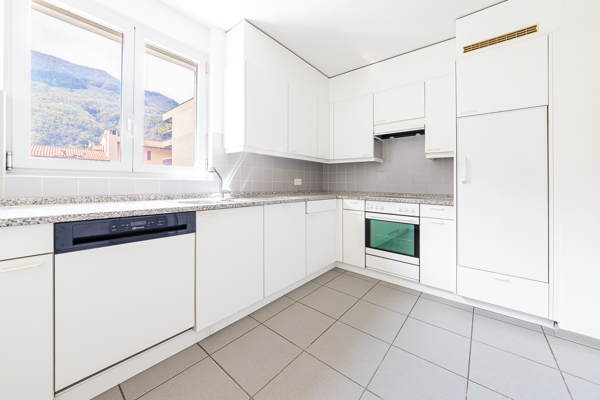 Helle, moderne Küche mit Bergblick