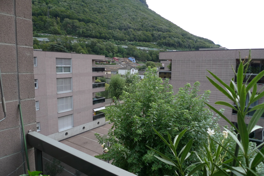 Balkonblick auf Wohnanlage und Berge
