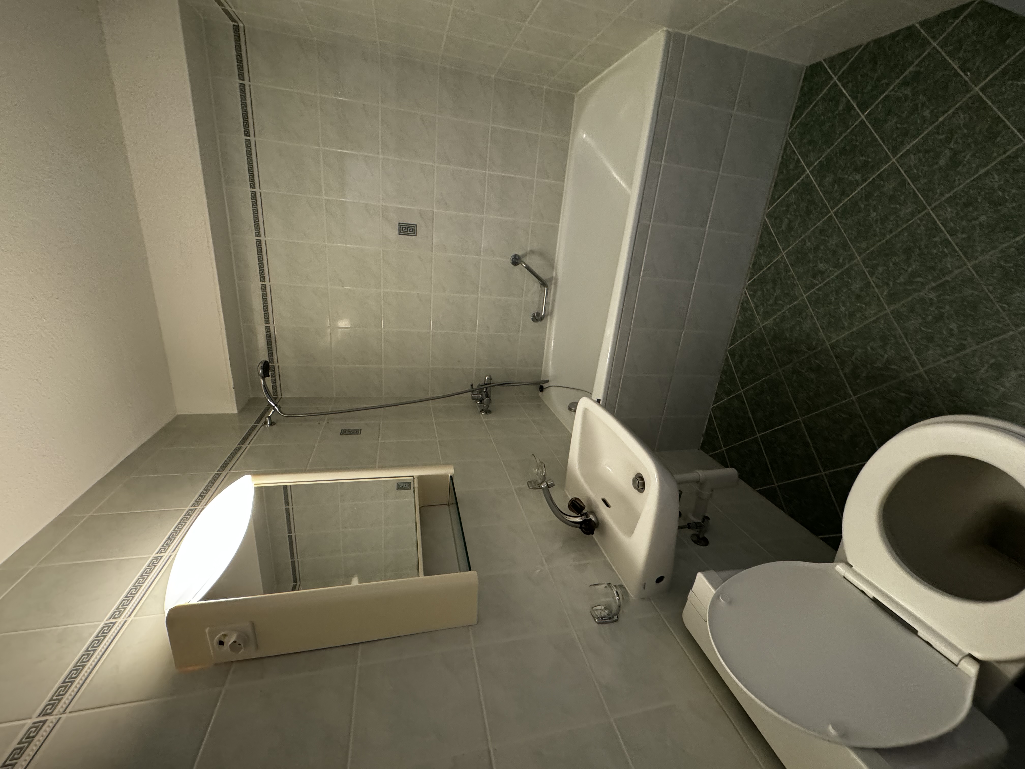 Badezimmer mit Wanne, Waschbecken und WC