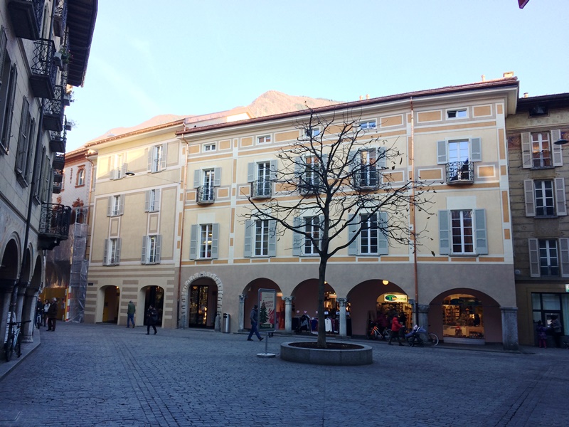 Historischer Platz mit Arkadenfassade