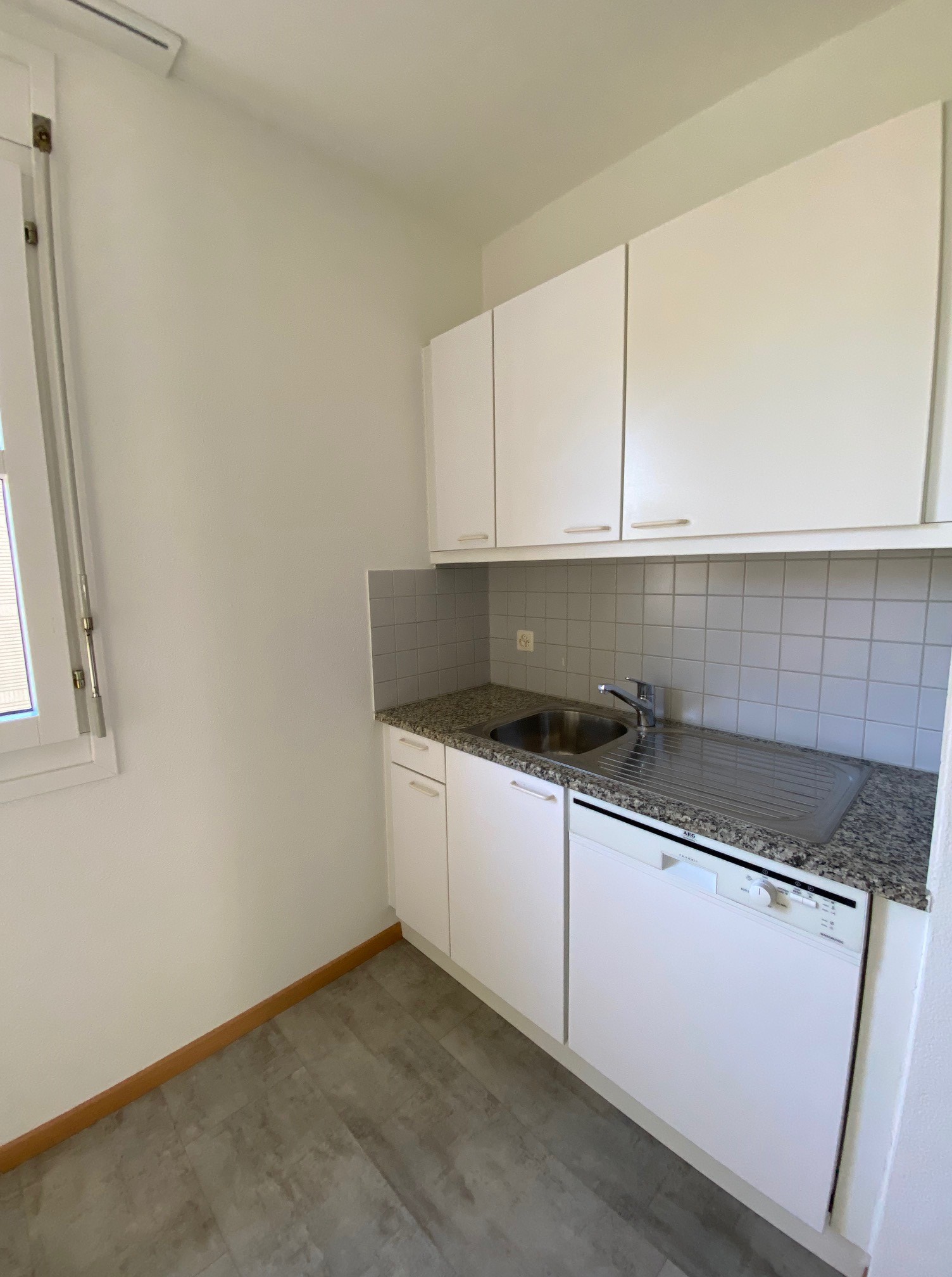 Kleine Küchenzeile mit weißen Schränken