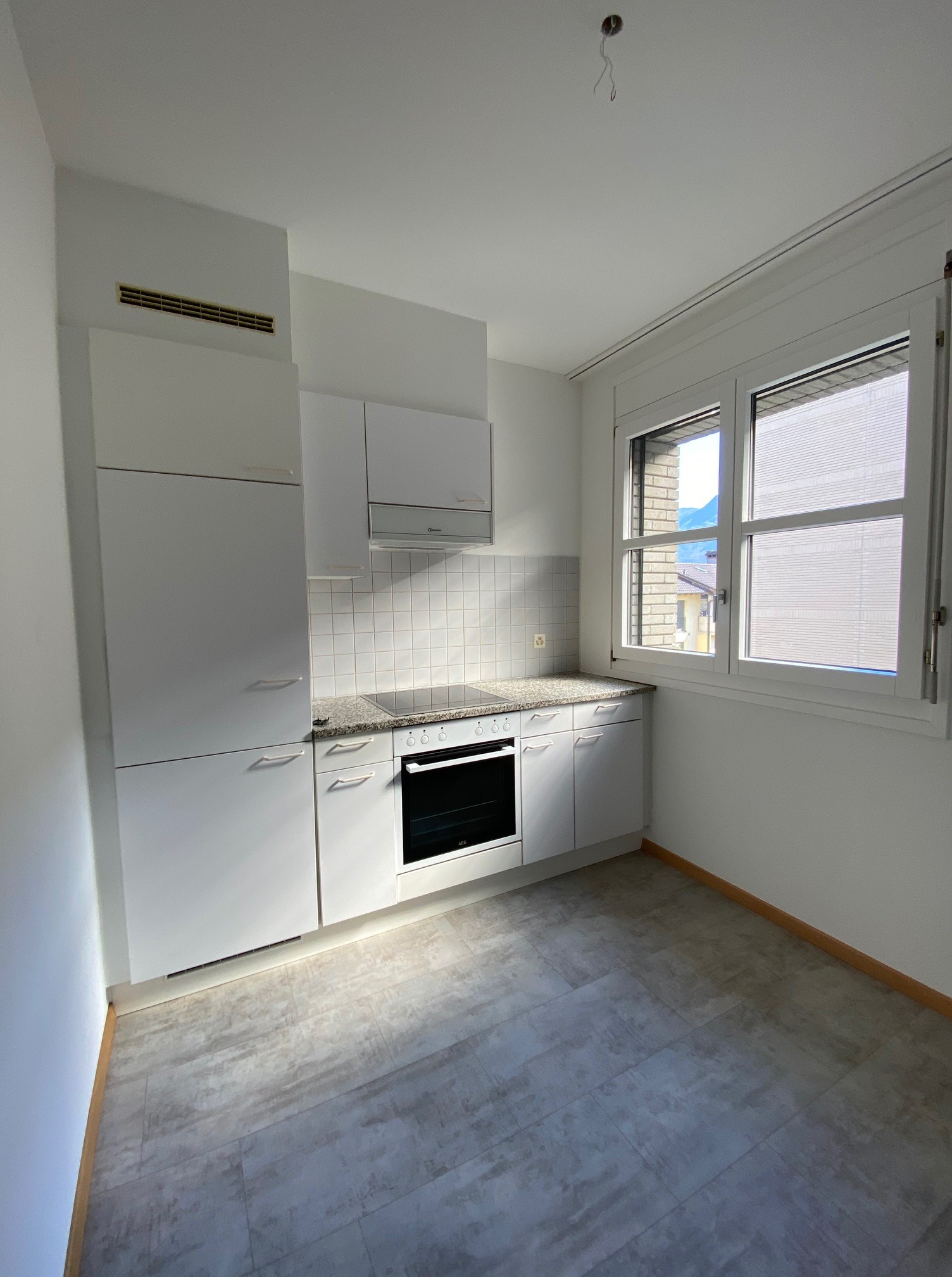 Kleine moderne Küche mit Fenster